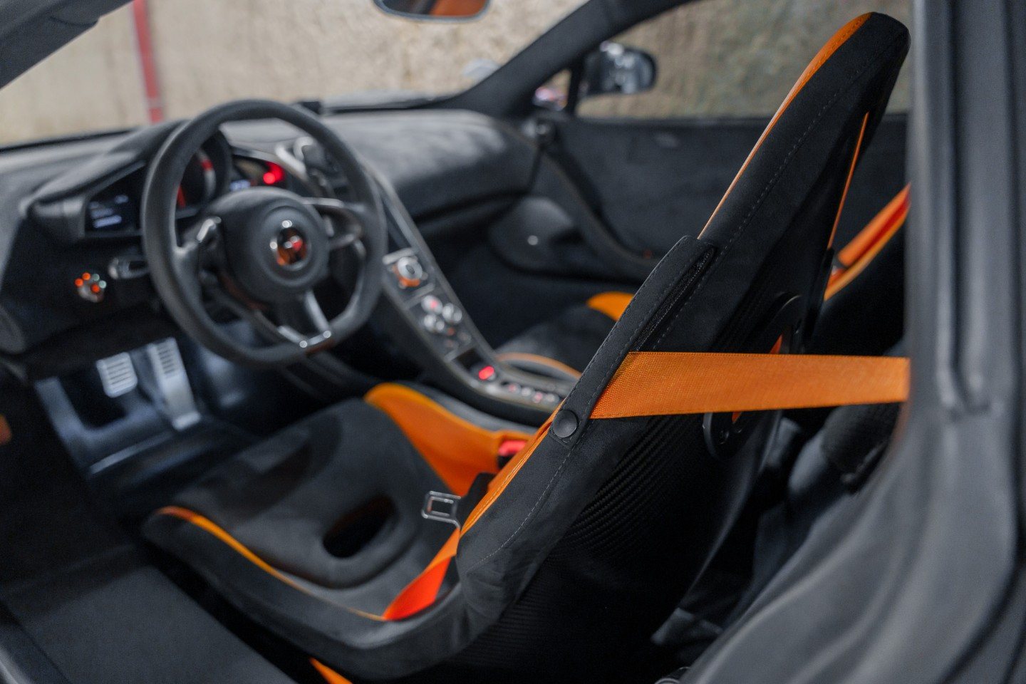
                                                Voiture
                                                 McLaren 675 LT