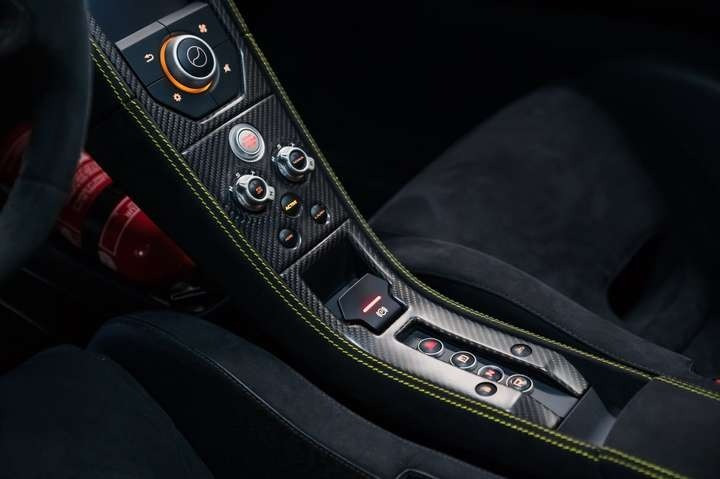 
                                                Voiture
                                                 McLaren 675LT Coupé V8 3.8 675 ch