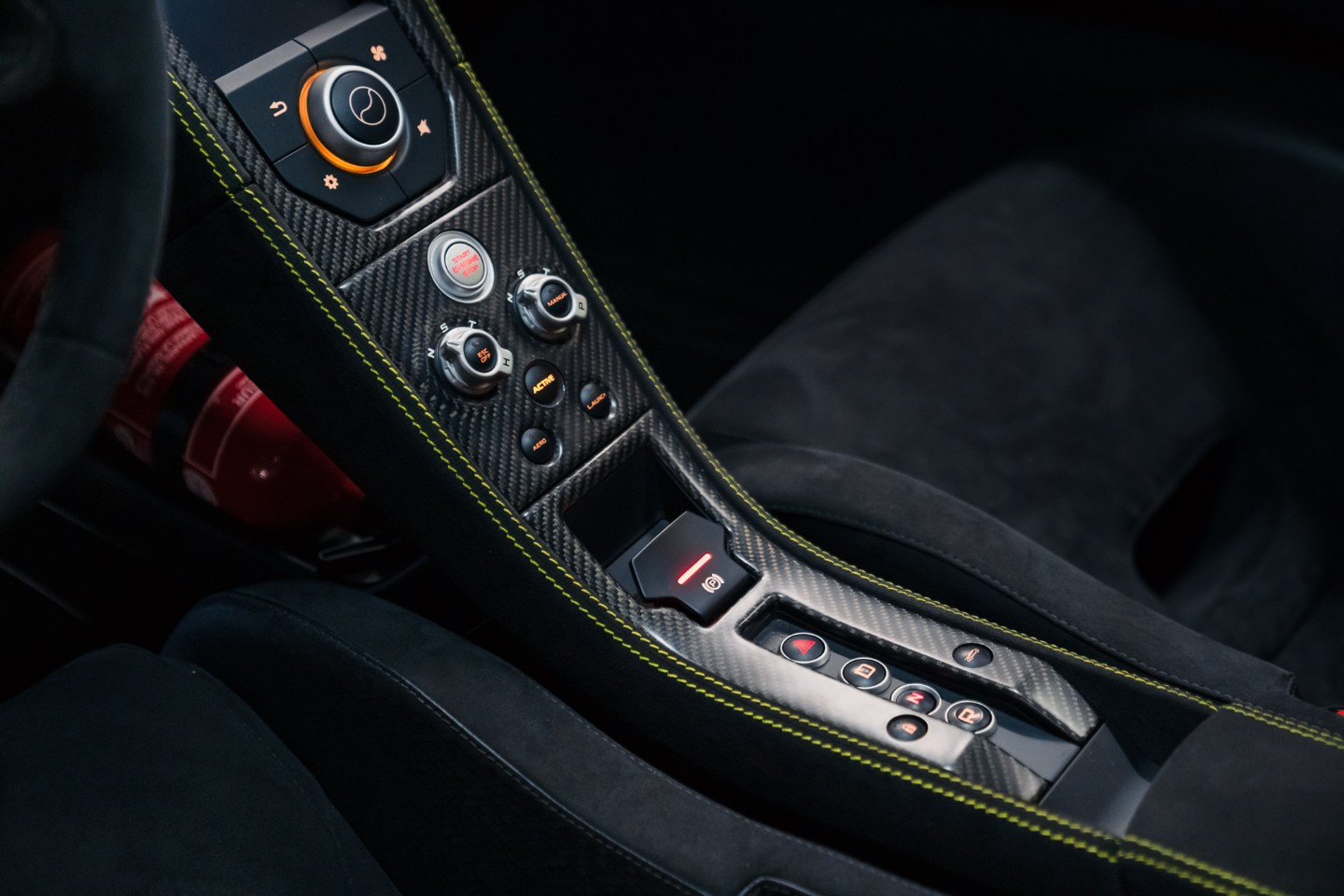 
                                                Voiture
                                                 McLaren 675LT V8 3.8 675
