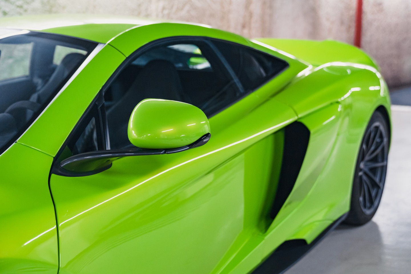 
                                                Voiture
                                                 McLaren 675LT V8 3.8 675