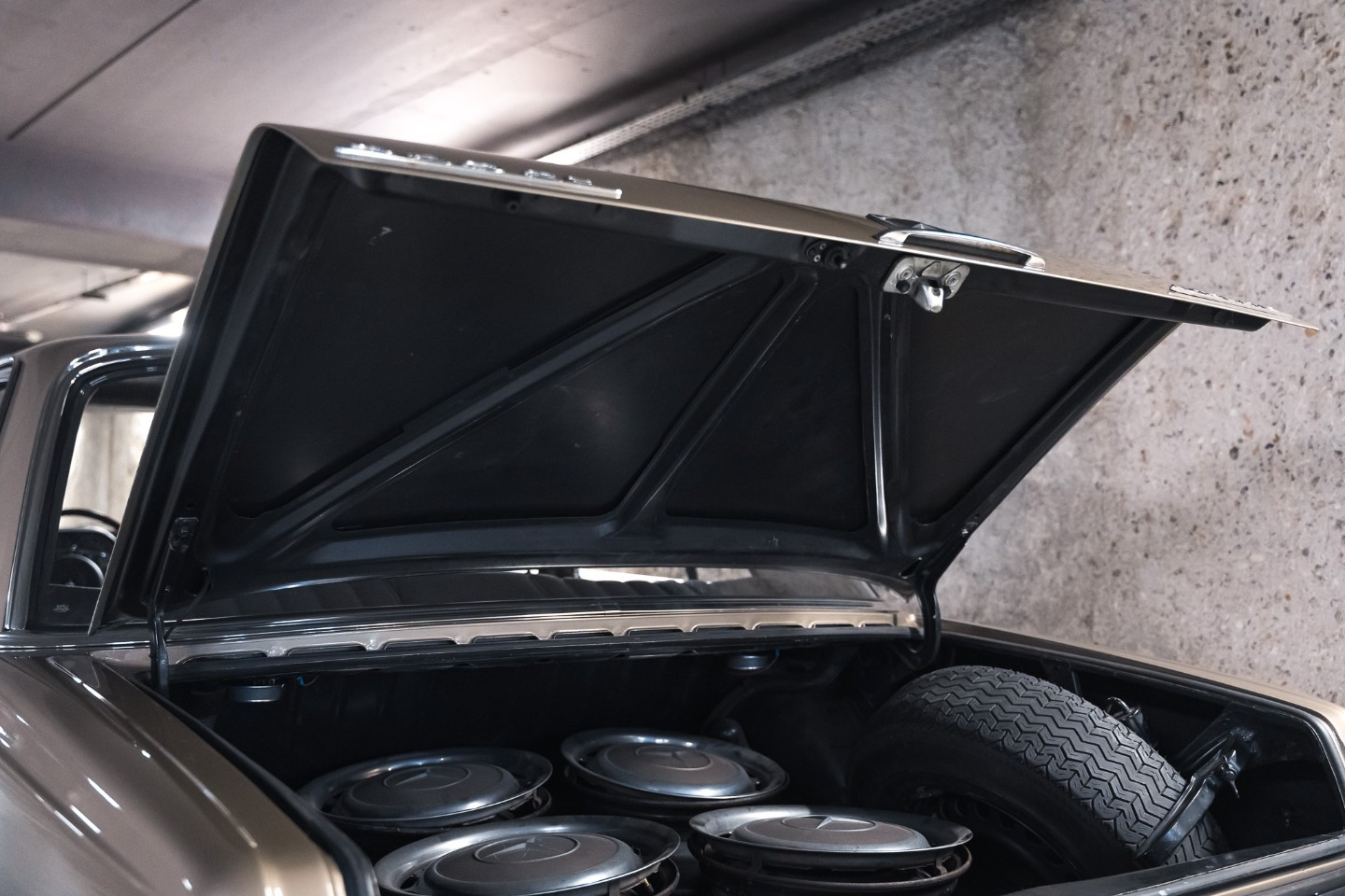 
                                                Voiture
                                                 Mercedes 280 SE