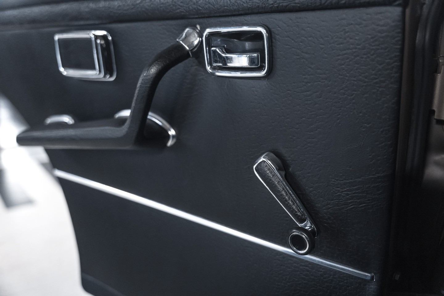 
                                                Voiture
                                                 Mercedes 280 SE