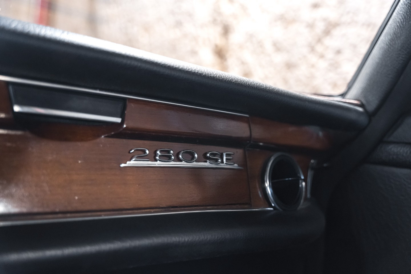 
                                                Voiture
                                                 Mercedes 280 SE