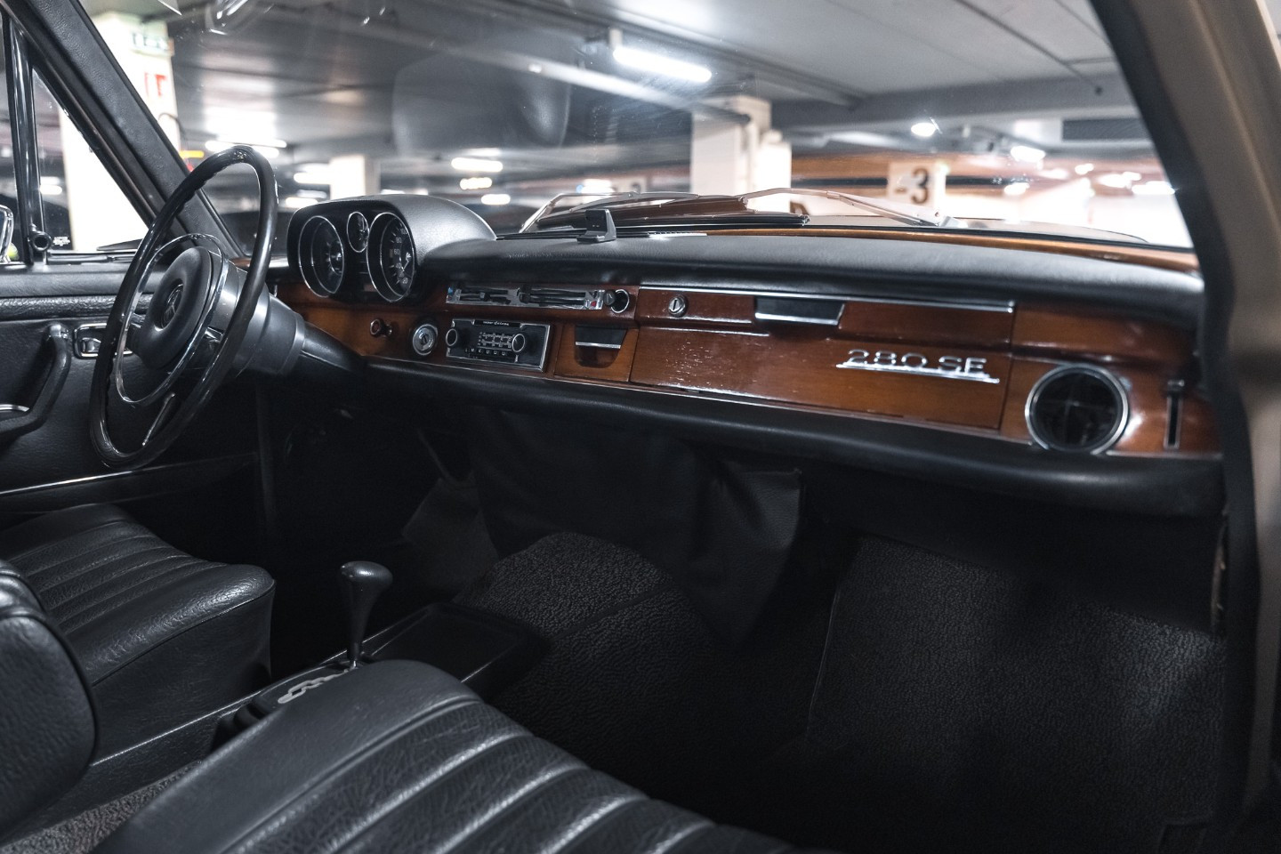 
                                                Voiture
                                                 Mercedes 280 SE