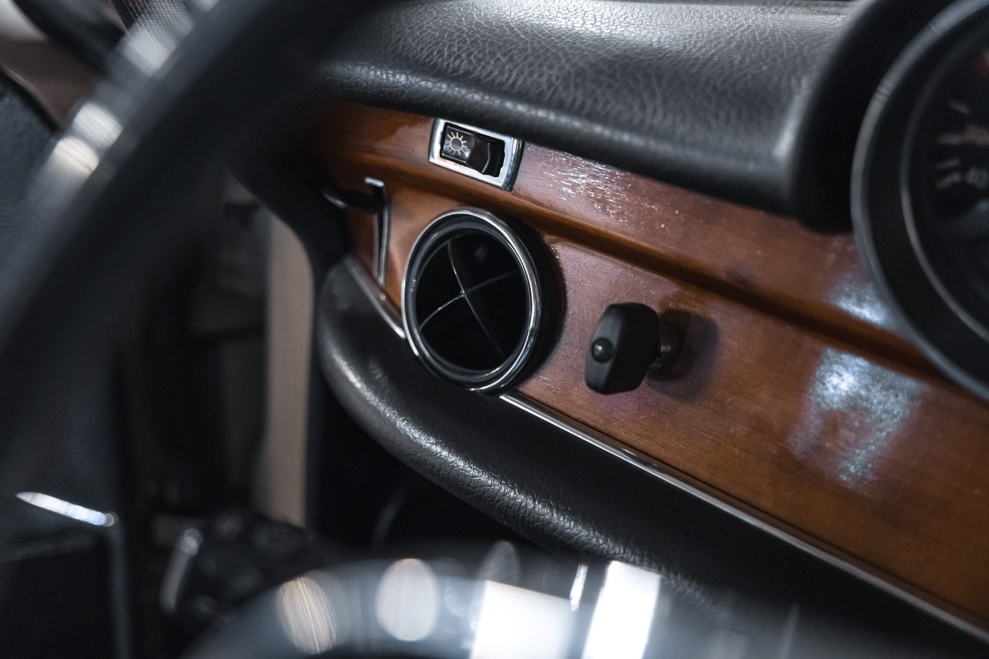 
                                                Voiture
                                                 Mercedes 280 SE