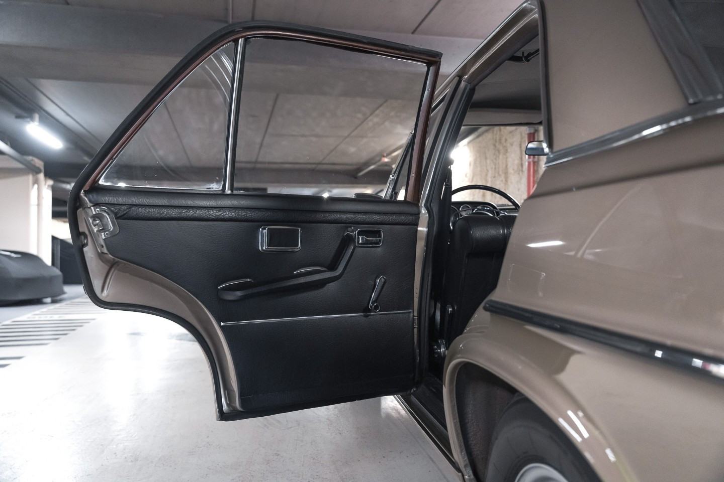 
                                                Voiture
                                                 Mercedes 280 SE W108