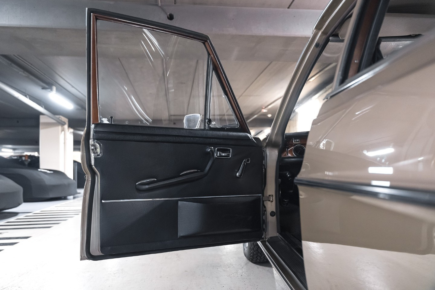 
                                                Voiture
                                                 Mercedes 280 SE W108