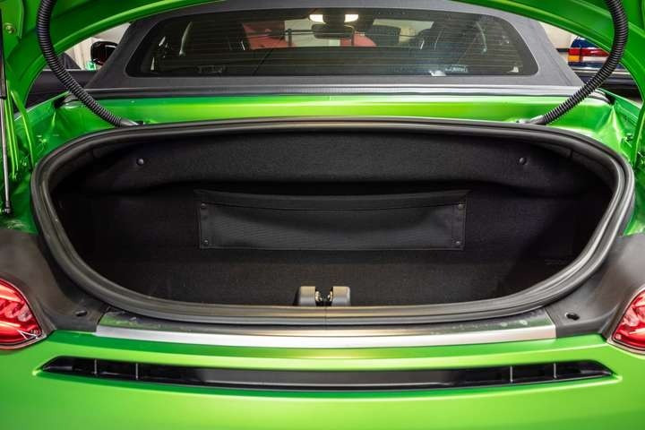 
                                                Voiture
                                                 Mercedes AMG GT R Roadster V8 4.0 585 - 1 of 750