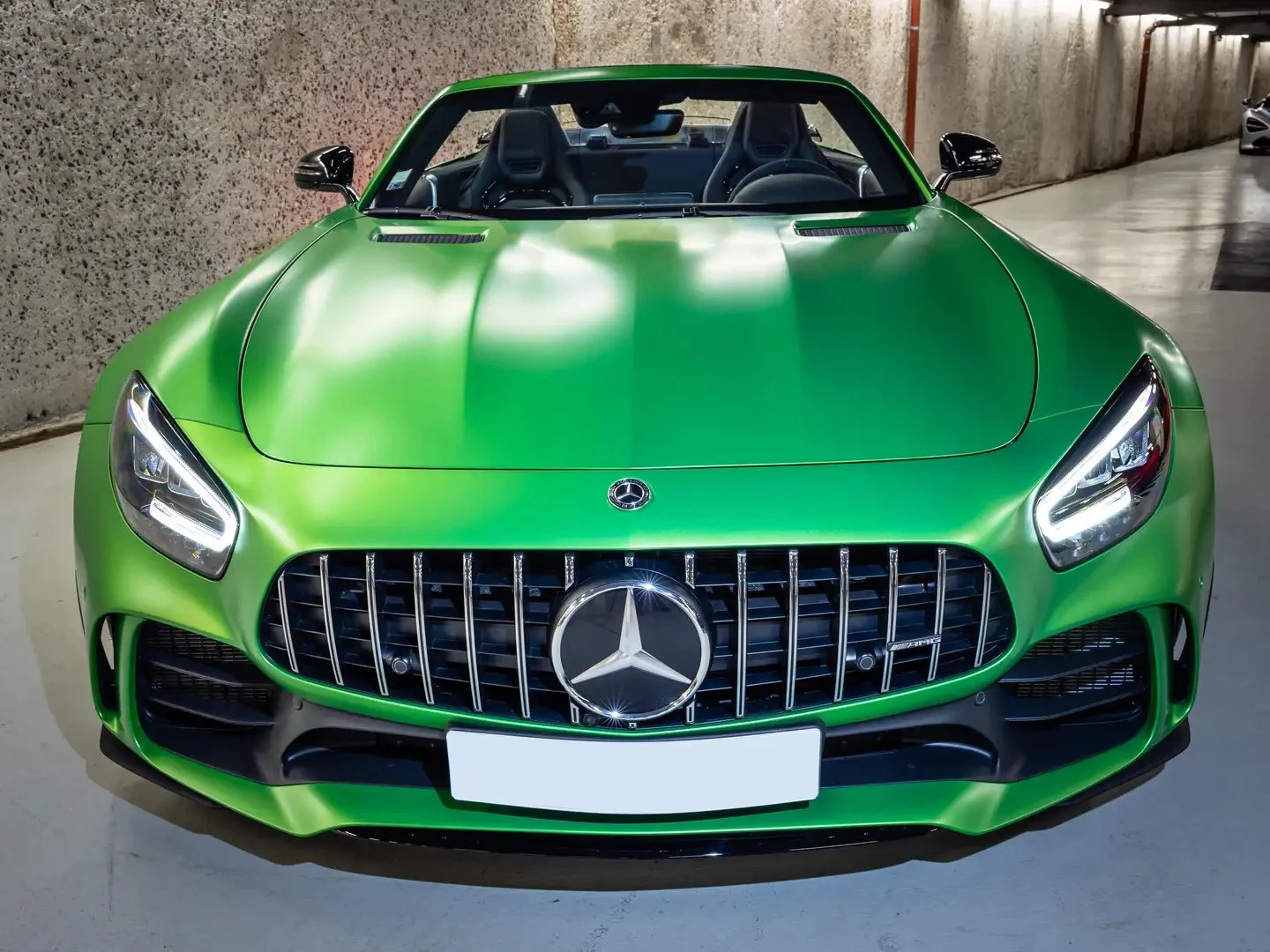 
                                                Voiture
                                                 Mercedes AMG GT R Roadster V8 4.0 585 - 1 of 750
