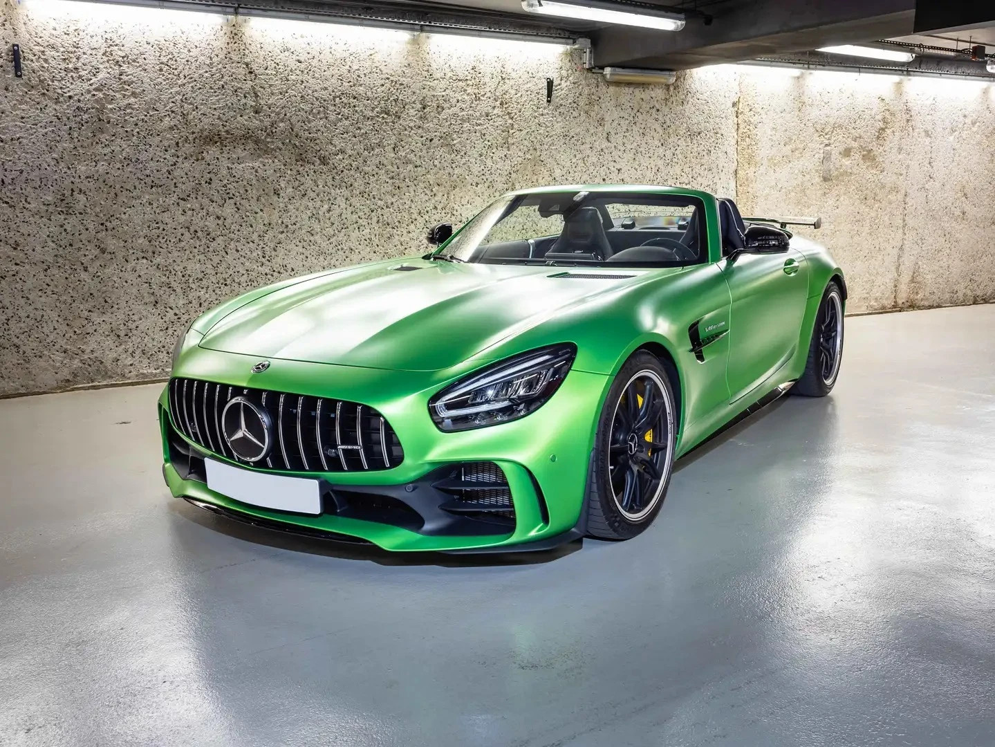 
                                                Voiture
                                                 Mercedes AMG GT R Roadster V8 4.0 585 - 1 of 750