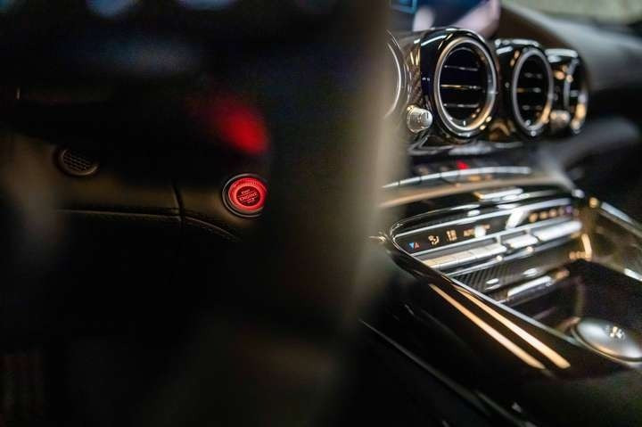 
                                                Voiture
                                                 Mercedes AMG GT R Roadster V8 4.0 585 - 1 of 750