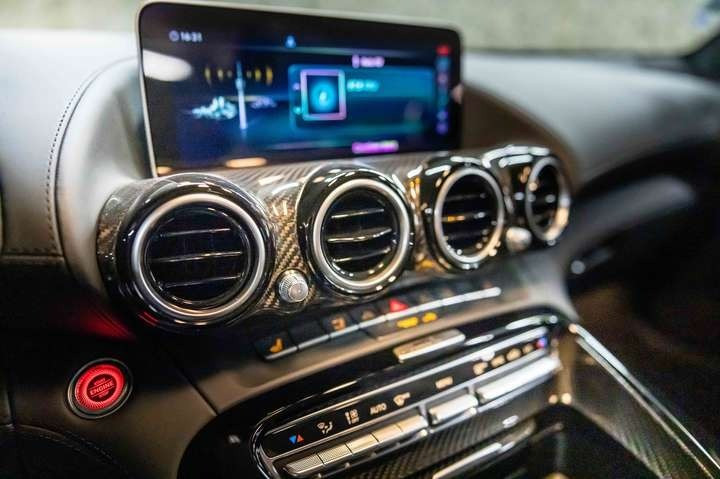 
                                                Voiture
                                                 Mercedes AMG GT R Roadster V8 4.0 585 - 1 of 750