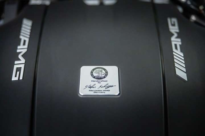 
                                                Voiture
                                                 Mercedes AMG GT R Roadster V8 4.0 585 - 1 of 750