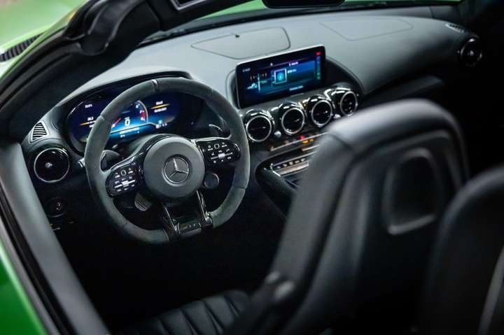 
                                                Voiture
                                                 Mercedes AMG GT R Roadster V8 4.0 585 - 1 of 750