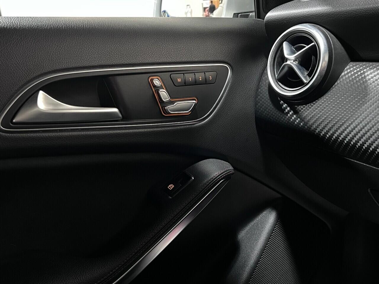 Voiture
                                                 Mercedes-Benz A-Class 1.5 A180d AMG Line (Premium Plus) Hatchback 5dr Diesel Manual Euro 6 (s/s) (109 ps)