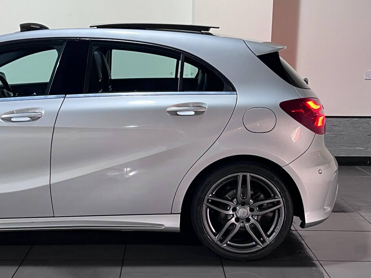 Voiture
                                                 Mercedes-Benz A-Class 1.5 A180d AMG Line (Premium Plus) Hatchback 5dr Diesel Manual Euro 6 (s/s) (109 ps)