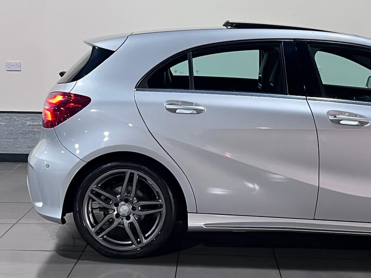 Voiture
                                                 Mercedes-Benz A-Class 1.5 A180d AMG Line (Premium Plus) Hatchback 5dr Diesel Manual Euro 6 (s/s) (109 ps)