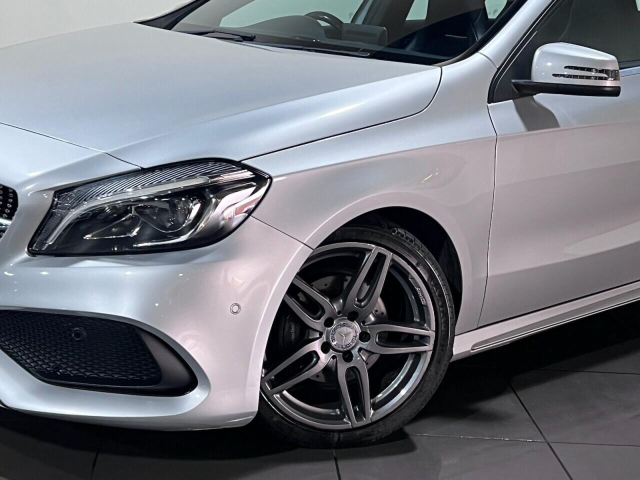 Voiture
                                                 Mercedes-Benz A-Class 1.5 A180d AMG Line (Premium Plus) Hatchback 5dr Diesel Manual Euro 6 (s/s) (109 ps)