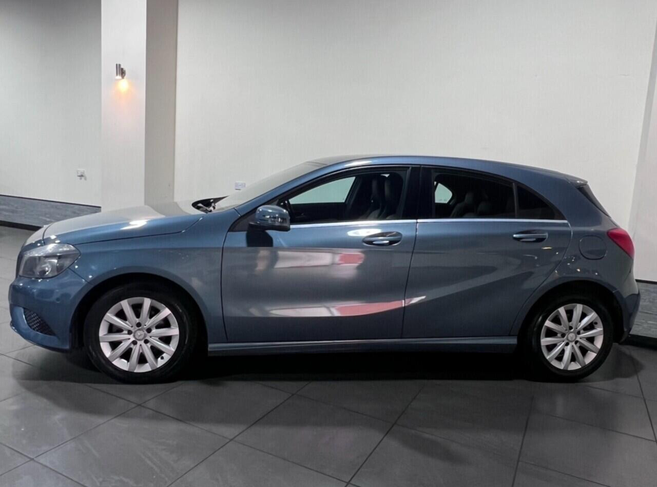Voiture
                                                 Mercedes-Benz A-Class 1.8 A180 CDI BlueEfficiency SE Hatchback 5dr Diesel 7G-DCT Euro 5 (s/s) (109 ps)