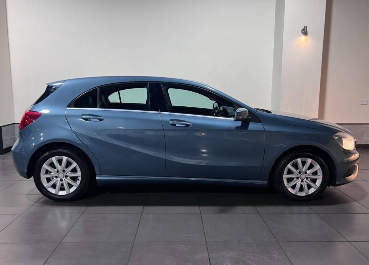 Voiture
                                                 Mercedes-Benz A-Class 1.8 A180 CDI BlueEfficiency SE Hatchback 5dr Diesel 7G-DCT Euro 5 (s/s) (109 ps)