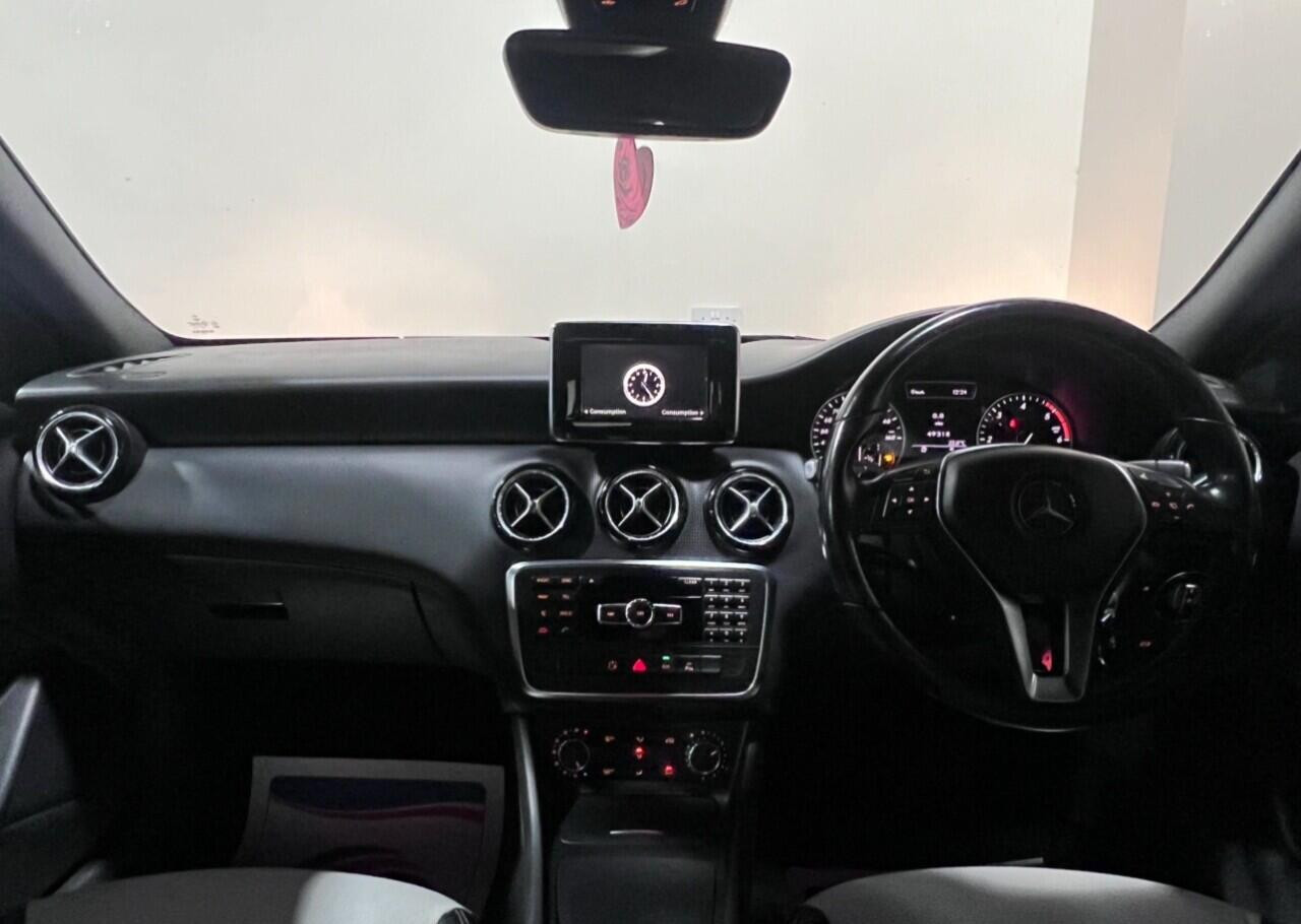 Voiture
                                                 Mercedes-Benz A-Class 1.8 A180 CDI BlueEfficiency SE Hatchback 5dr Diesel 7G-DCT Euro 5 (s/s) (109 ps)
