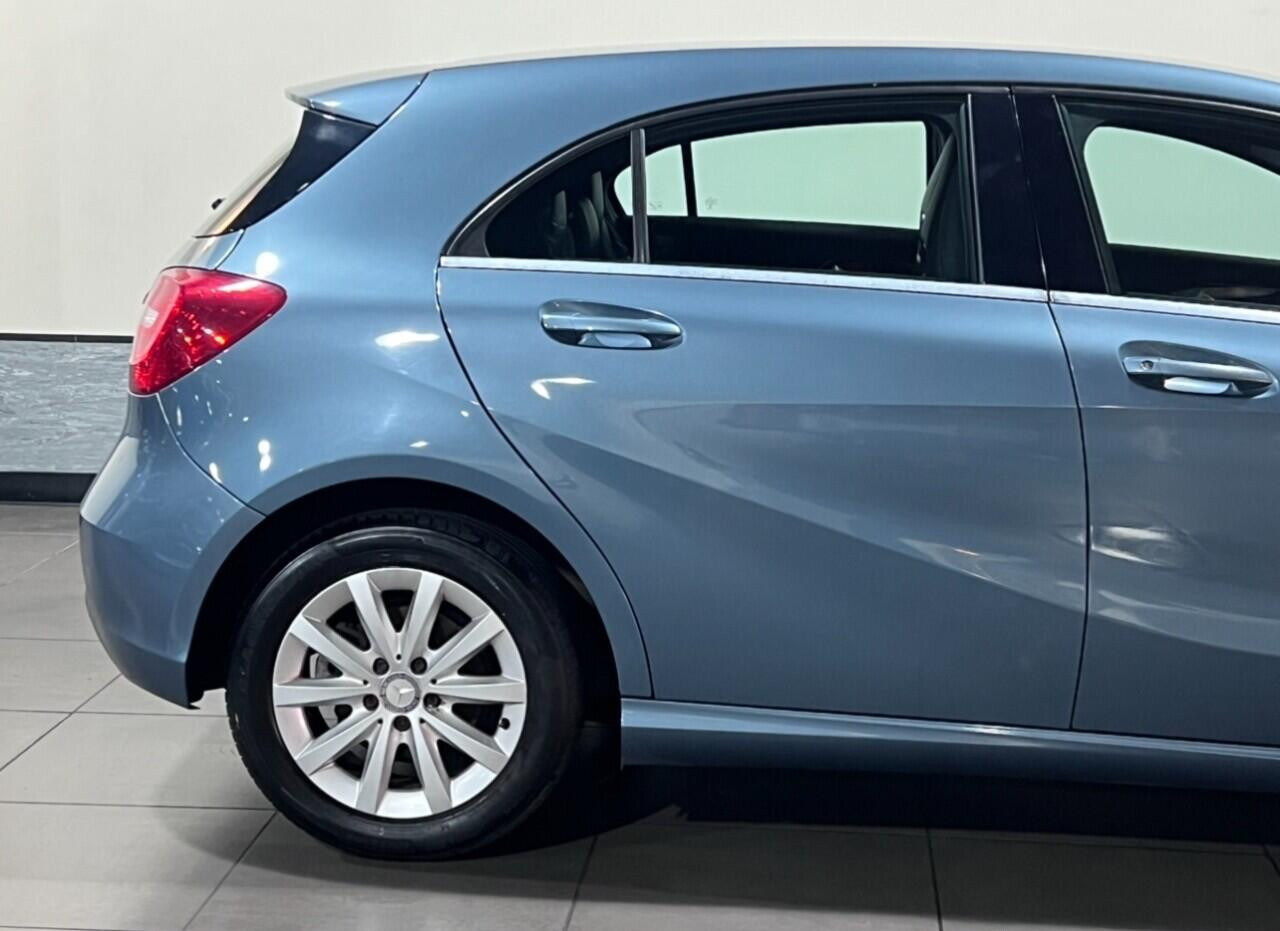 Voiture
                                                 Mercedes-Benz A-Class 1.8 A180 CDI BlueEfficiency SE Hatchback 5dr Diesel 7G-DCT Euro 5 (s/s) (109 ps)