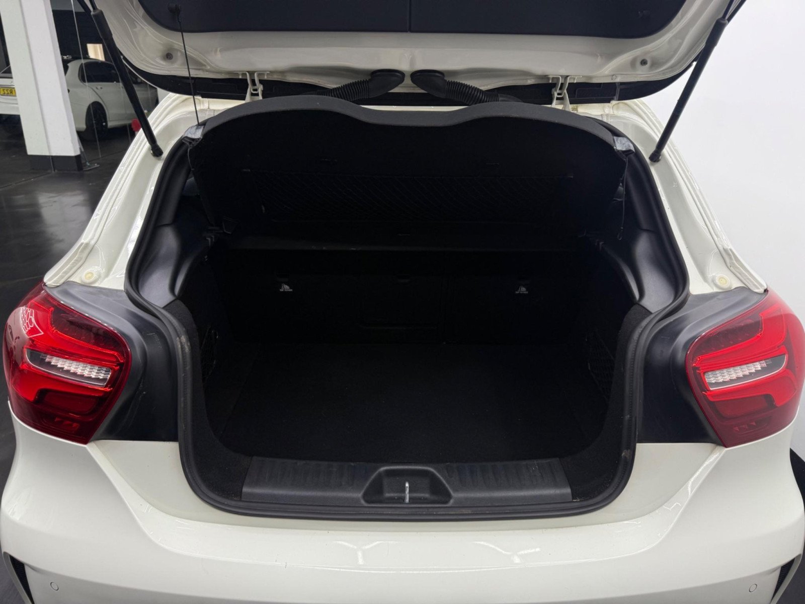 
                                                Voiture
                                                 Mercedes-Benz A Class 2.1 A200d AMG Line (Premium) 7G-DCT Euro 6 (s/s) 5dr