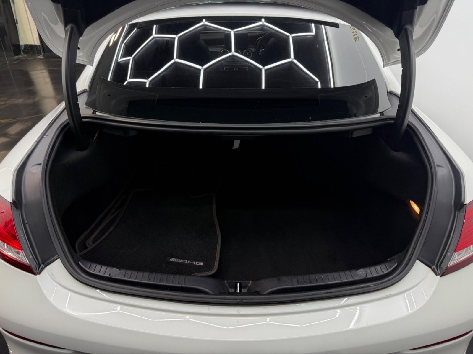 
                                                Voiture
                                                 Mercedes-Benz C Class 2.0 C200 AMG Line (Premium) 7G-Tronic+ Euro 6 (s/s) 2dr