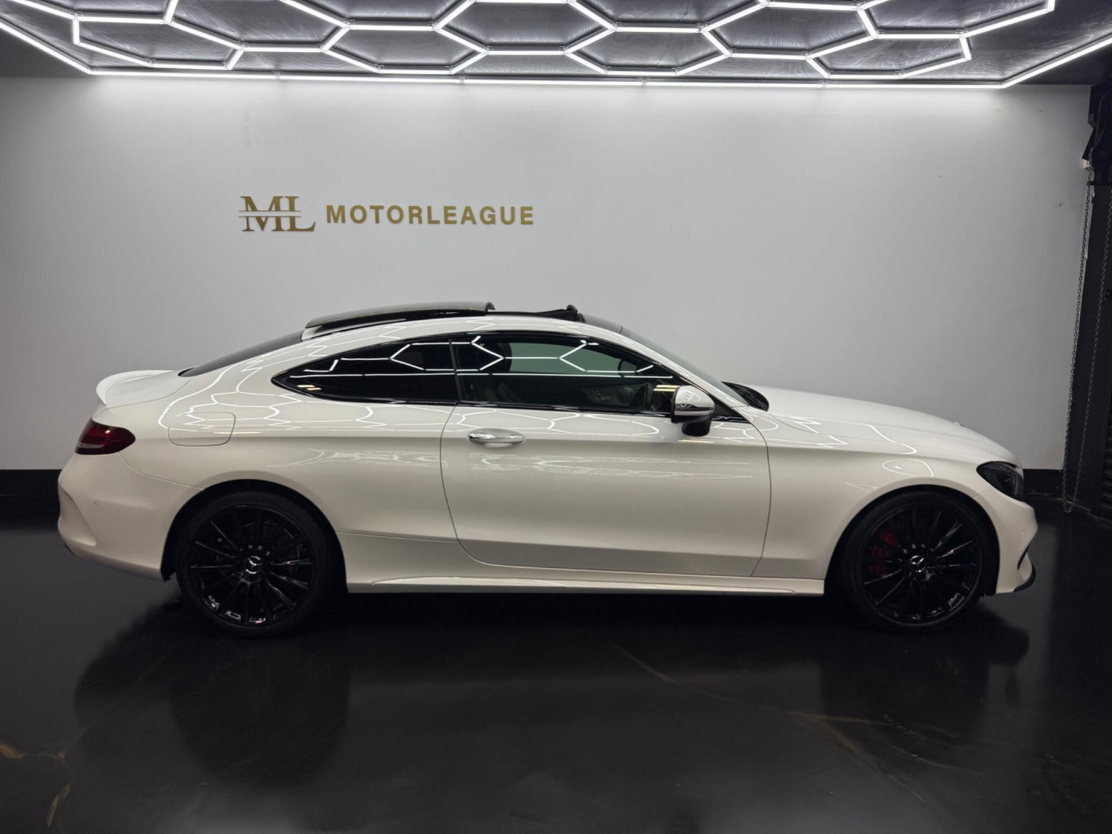 
                                                Voiture
                                                 Mercedes-Benz C Class 2.0 C200 AMG Line (Premium) 7G-Tronic+ Euro 6 (s/s) 2dr