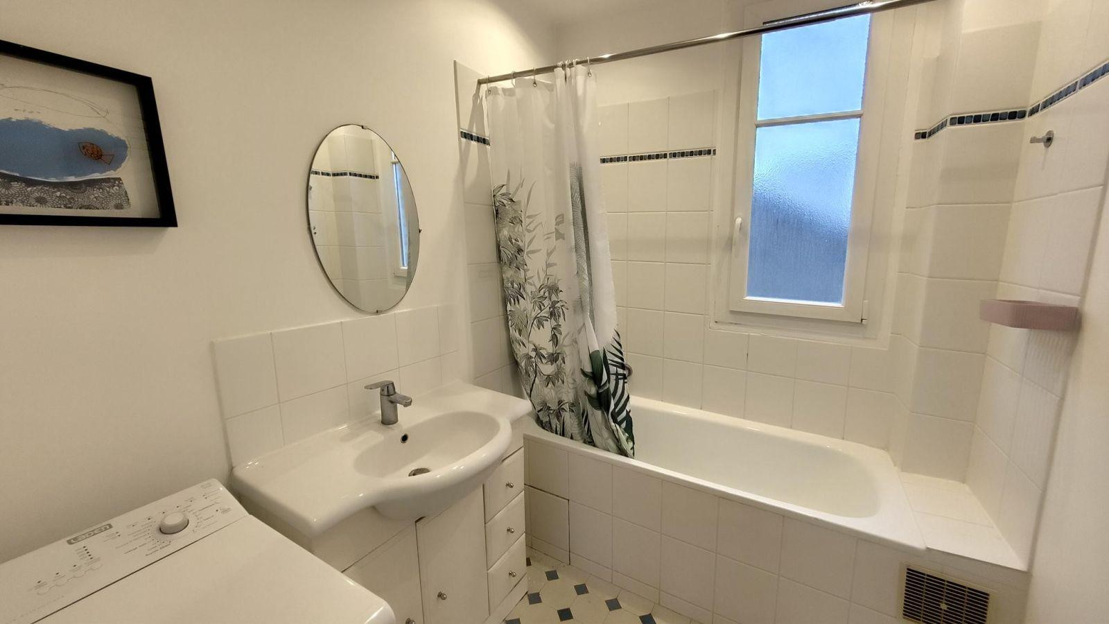 
                                                Location
                                                 Meublé de 49m2 proche de la gare et des commerces