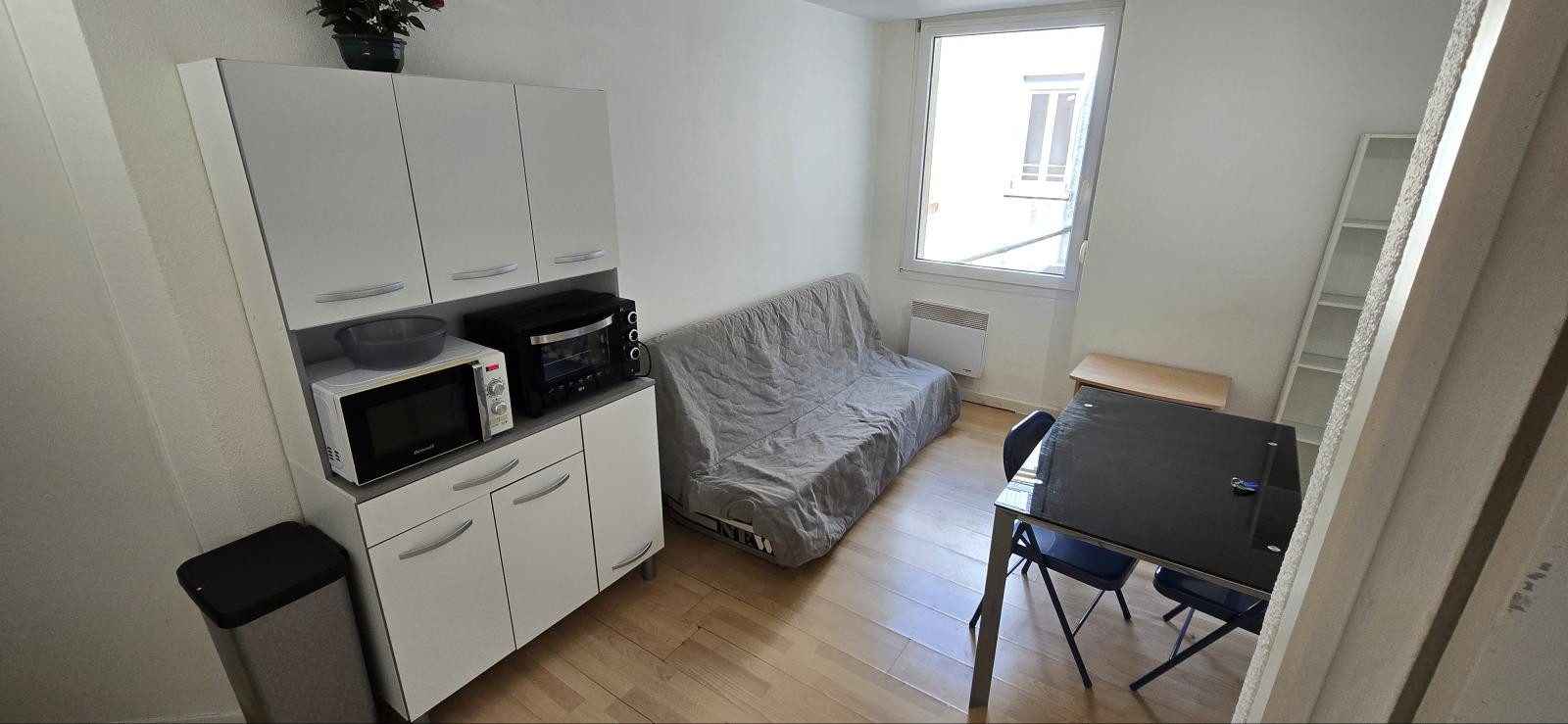 
                                                Location
                                                 Meublé, hypercentre, pack internet + électricité