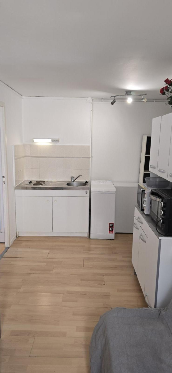 
                                                Location
                                                 Meublé, hypercentre, pack internet + électricité