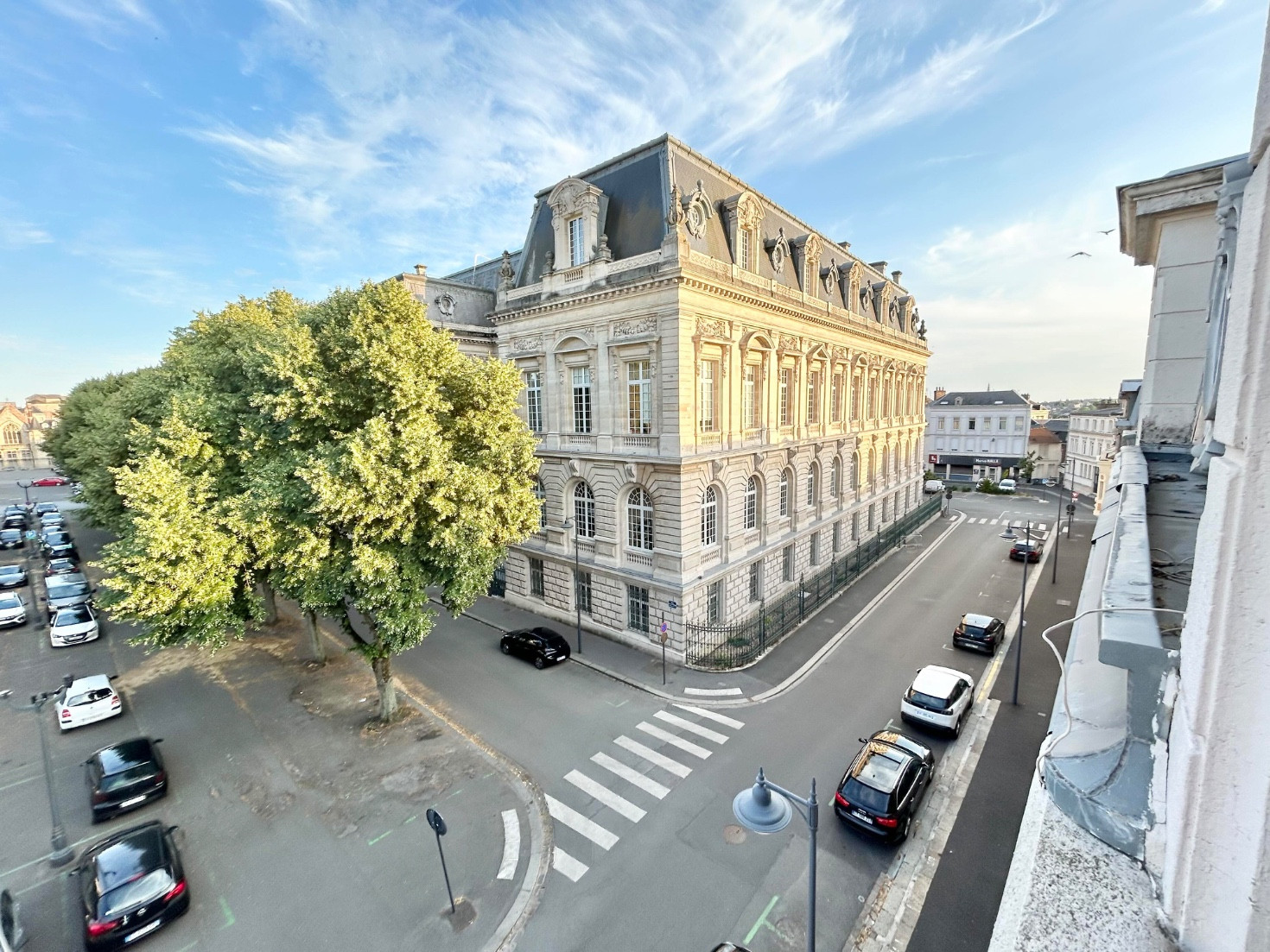 
                                                Location
                                                 Meublé rénové hyper-centre St-Quentin