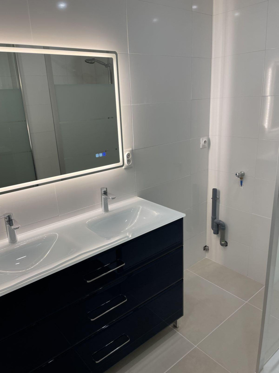 
                                                Location
                                                 Meublé très lumineux et climatisé, place Guichard