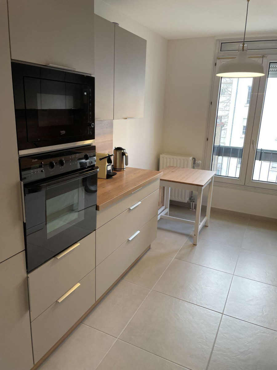 
                                                Location
                                                 Meublé très lumineux et climatisé, place Guichard