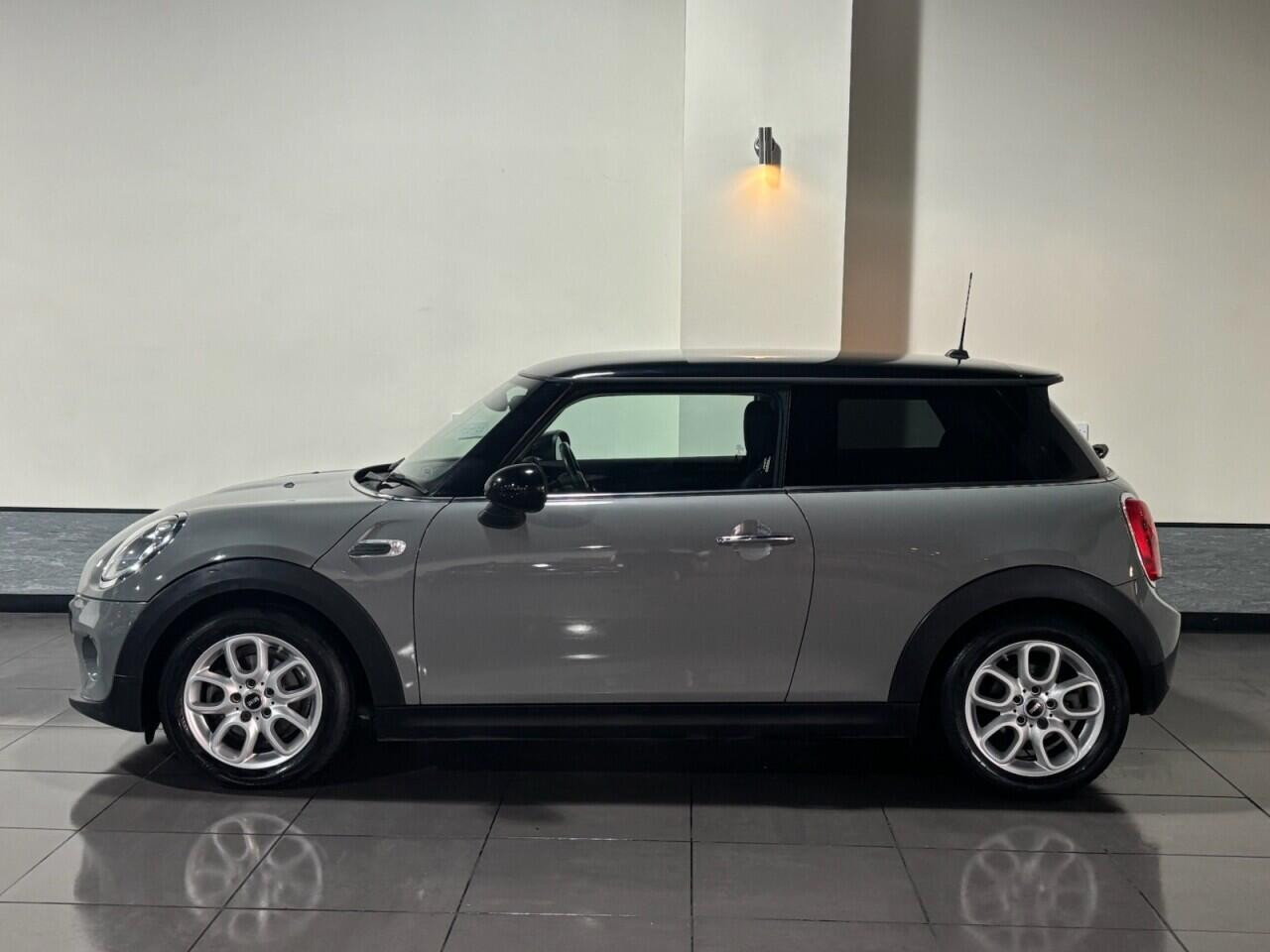 Voiture
                                                 MINI Hatch 1.5 Cooper Hatchback 3dr Petrol Manual Euro 6 (s/s) (136 ps)