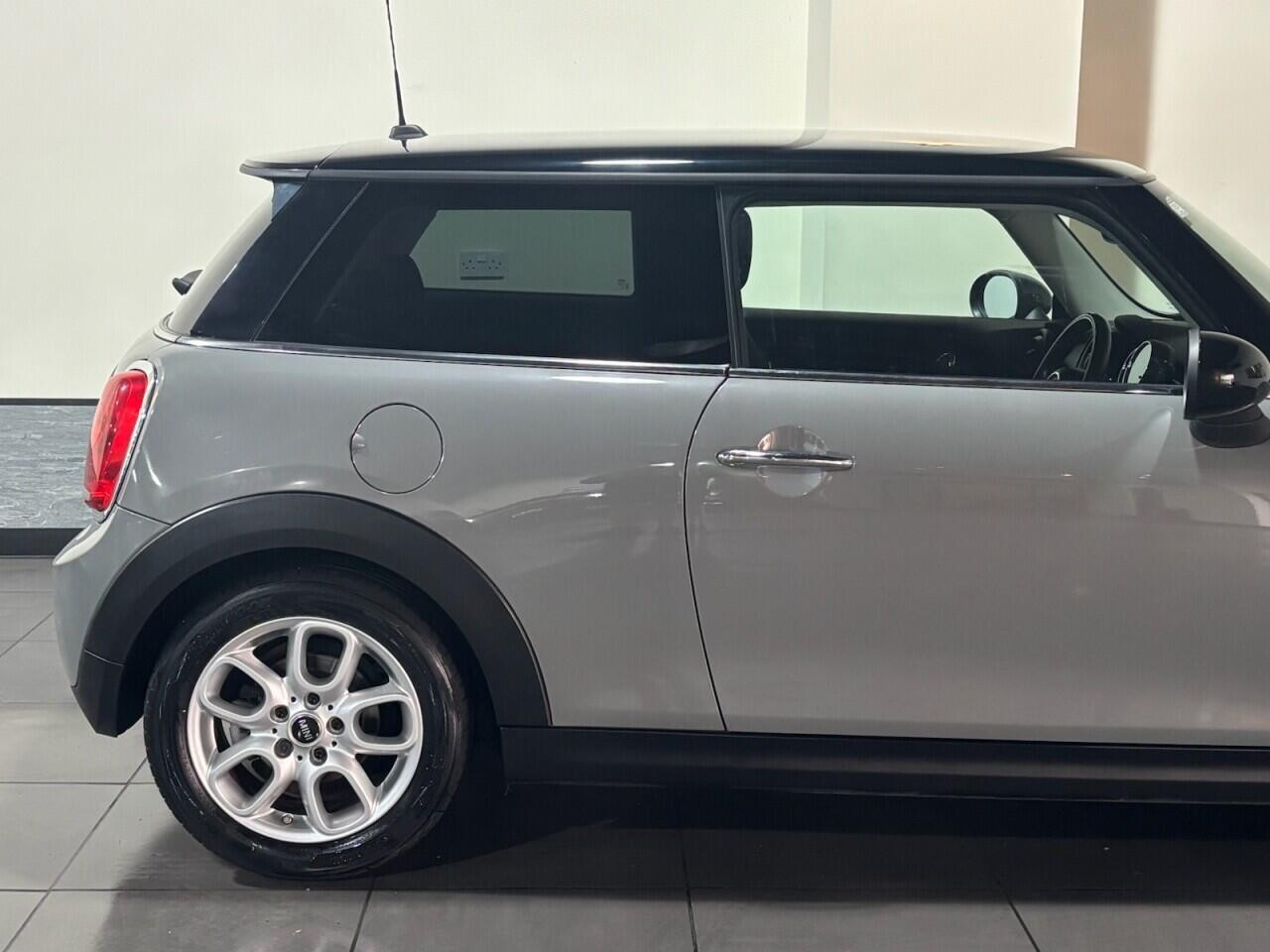 Voiture
                                                 MINI Hatch 1.5 Cooper Hatchback 3dr Petrol Manual Euro 6 (s/s) (136 ps)