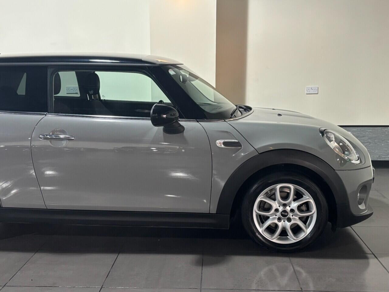 Voiture
                                                 MINI Hatch 1.5 Cooper Hatchback 3dr Petrol Manual Euro 6 (s/s) (136 ps)