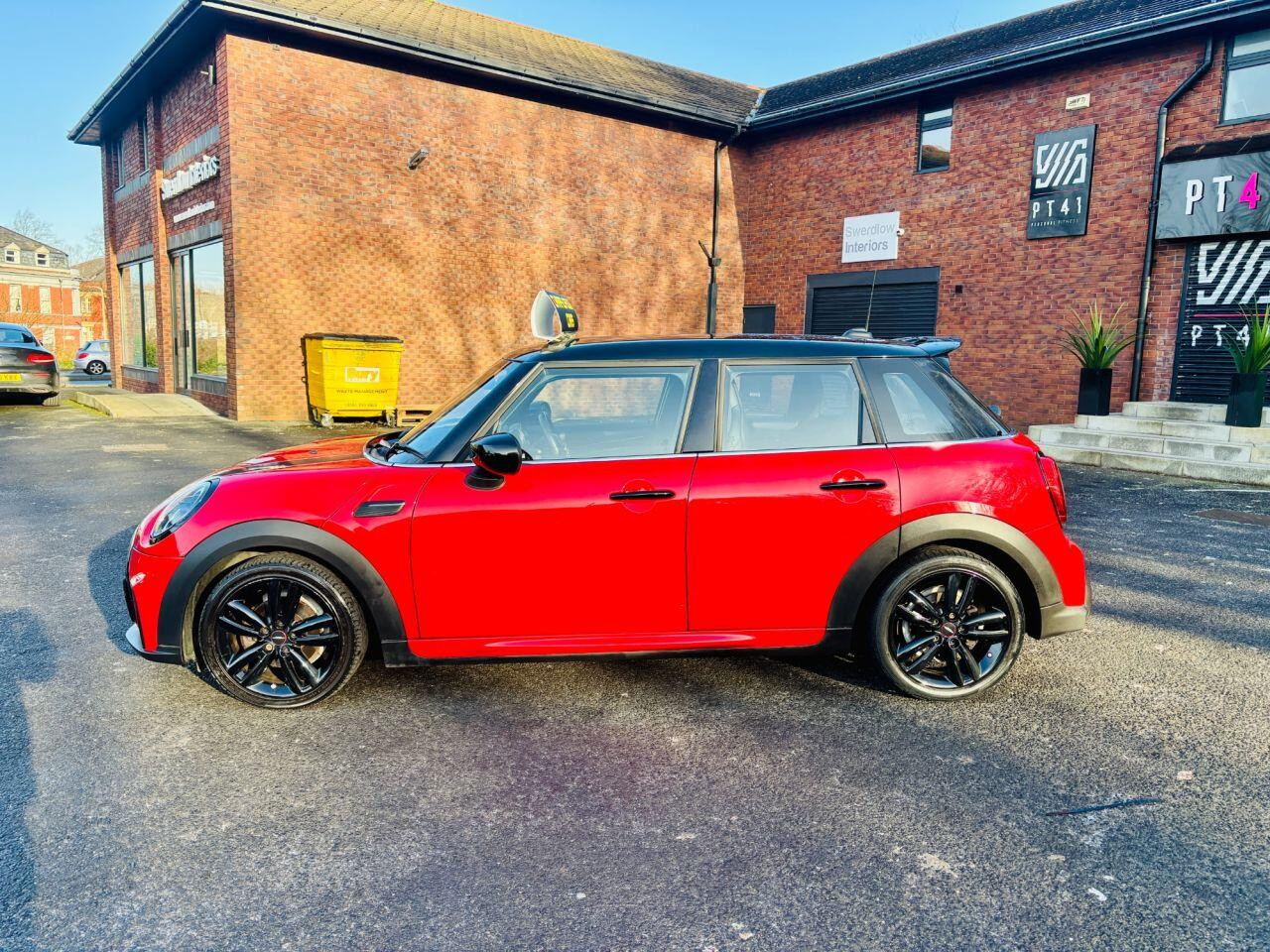 
                                                Voiture
                                                 MINI Hatch 1.5 Cooper Sport Hatchback 5dr Petrol Manual Euro 6 (s/s) (136 ps) MOT 2/27 FSH 40K 1 OWNER ULEZ