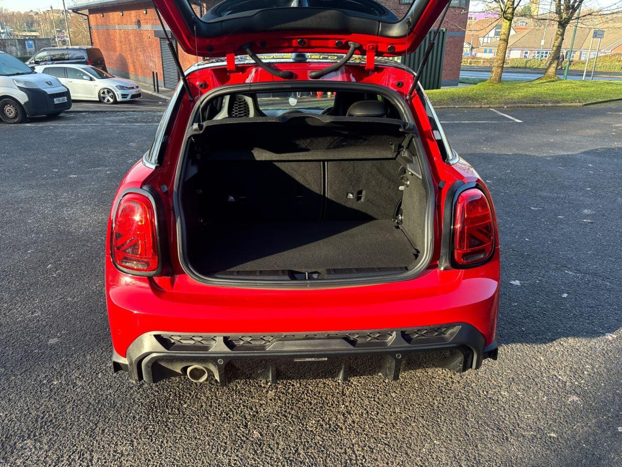 
                                                Voiture
                                                 MINI Hatch 1.5 Cooper Sport Hatchback 5dr Petrol Manual Euro 6 (s/s) (136 ps) MOT 2/27 FSH 40K 1 OWNER ULEZ