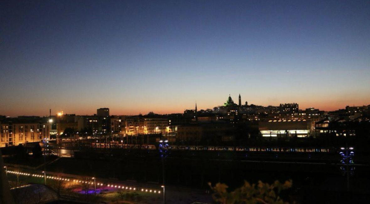 
                                                Location
                                                 Mini loft sous les toits Vue sacré cœur et Jardin