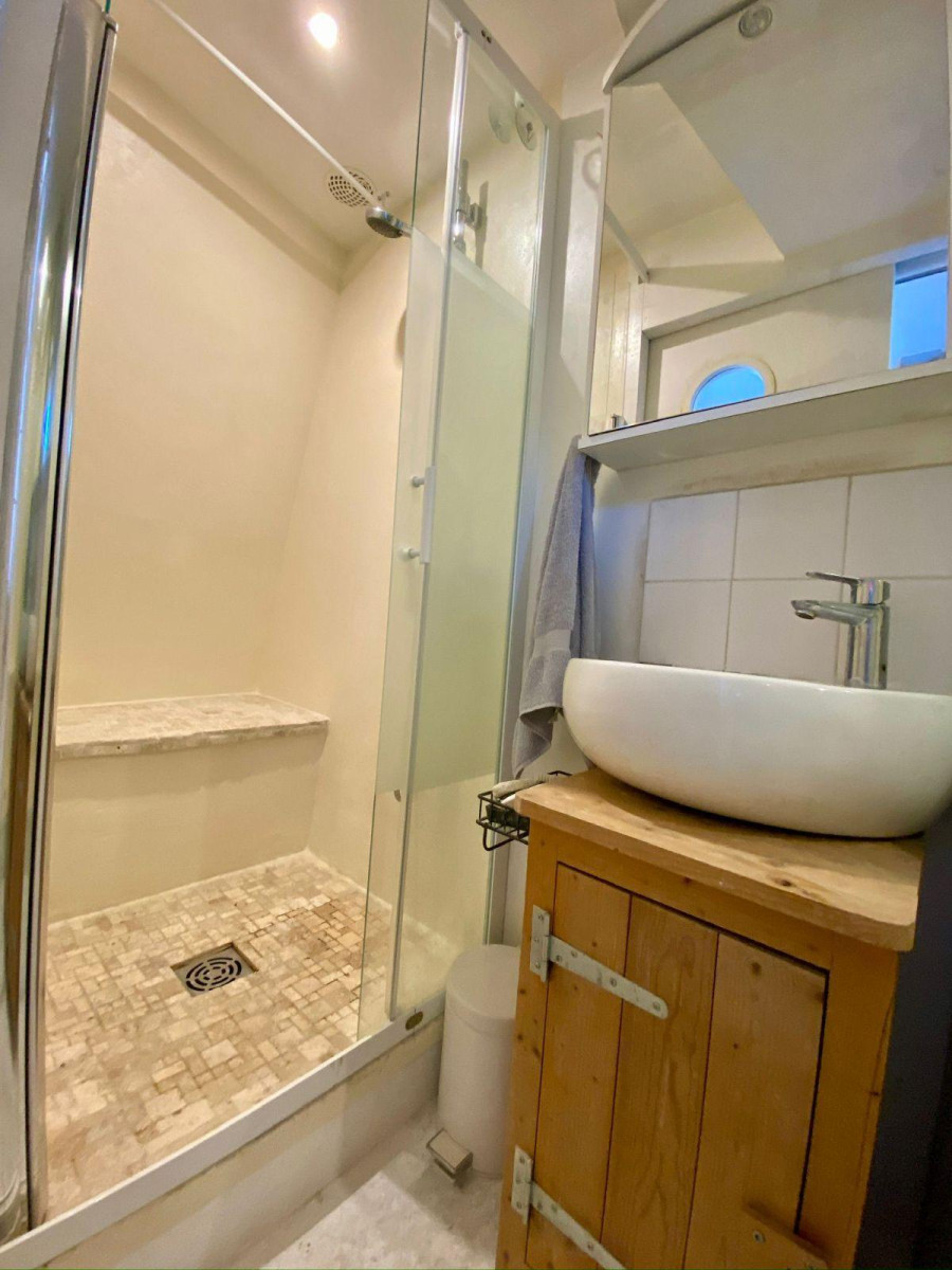 
                                                Location
                                                 Mini loft sous les toits Vue sacré cœur et Jardin