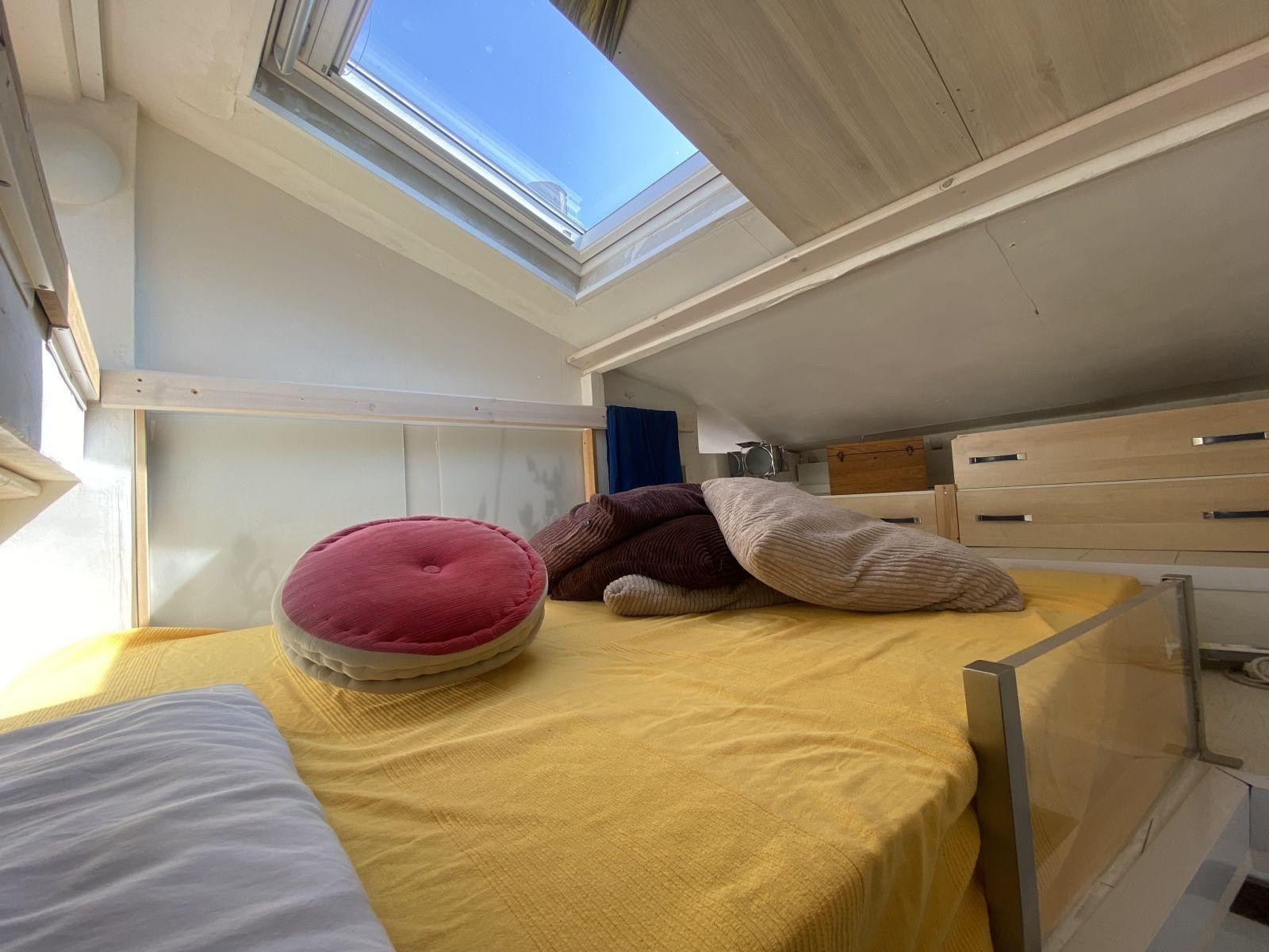 
                                                Location
                                                 Mini loft sous les toits Vue sacré cœur et Jardin