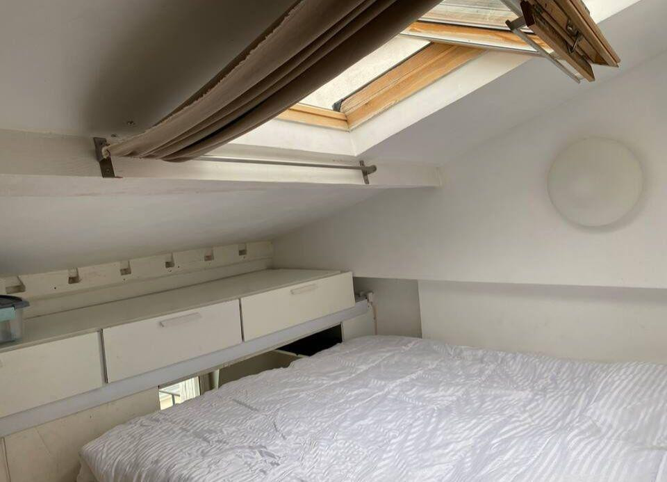 
                                                Location
                                                 Mini loft sous les toits Vue sacré cœur et Jardin