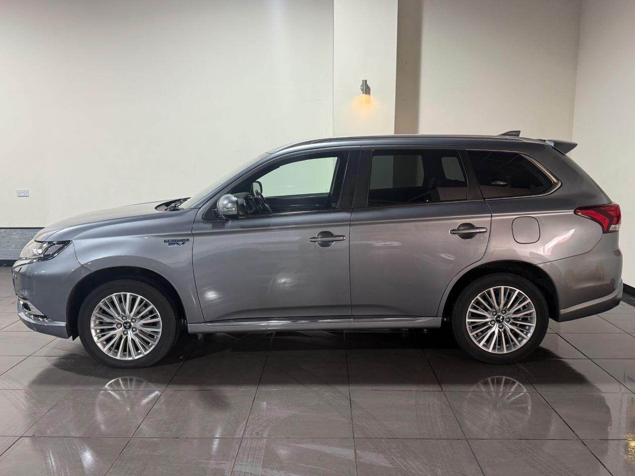 Voiture
                                                 Mitsubishi Outlander 2.4h TwinMotor 13.8kWh 4hs SUV 5dr Petrol Plug-in Hybrid CVT 4WD Euro 6 (s/s) (209 ps)