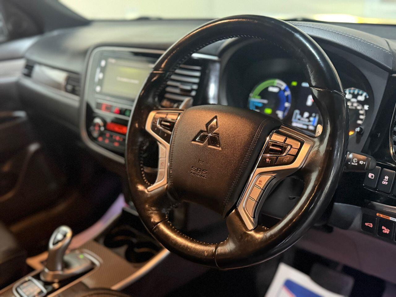 Voiture
                                                 Mitsubishi Outlander 2.4h TwinMotor 13.8kWh 4hs SUV 5dr Petrol Plug-in Hybrid CVT 4WD Euro 6 (s/s) (209 ps)