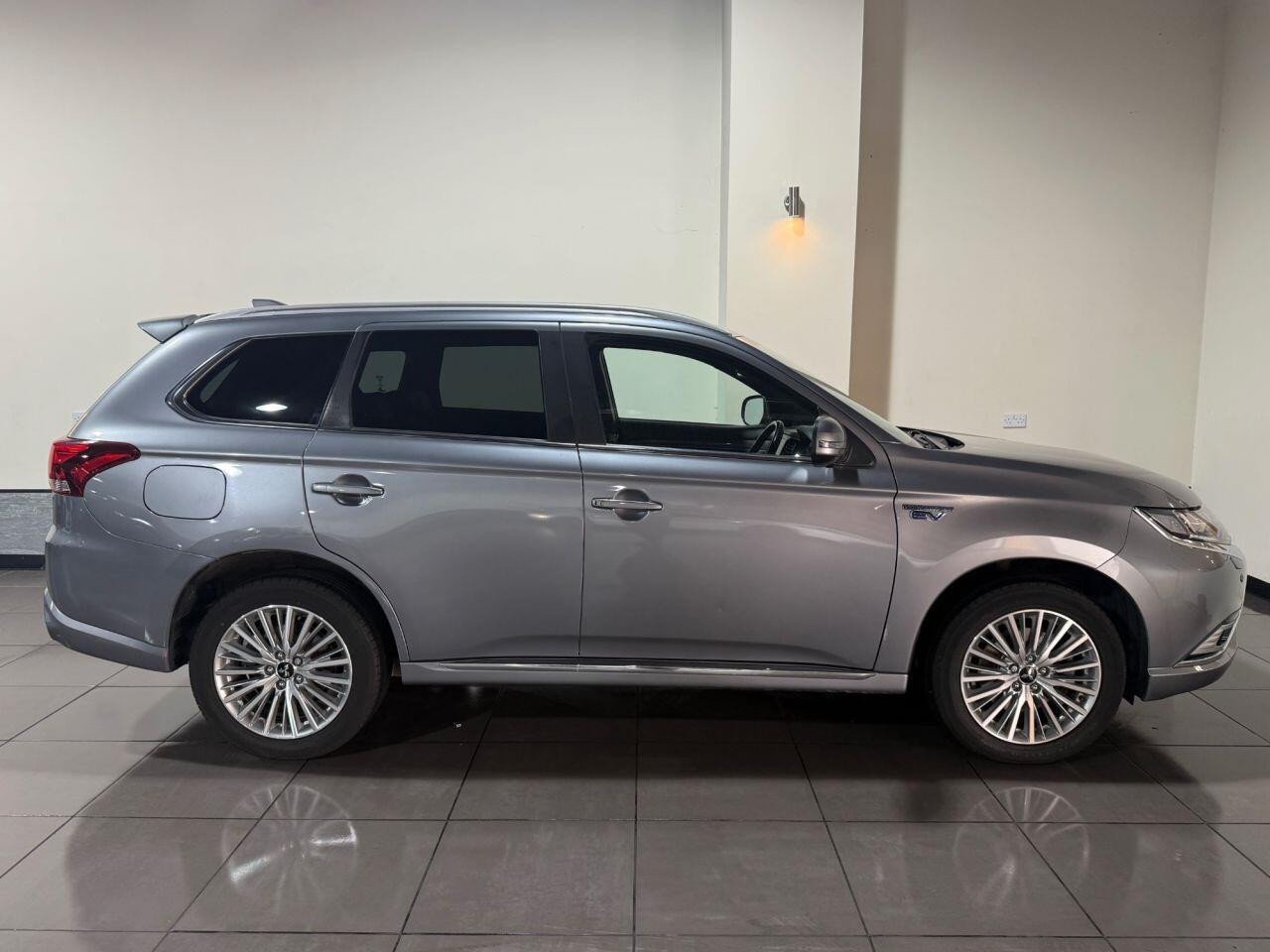 Voiture
                                                 Mitsubishi Outlander 2.4h TwinMotor 13.8kWh 4hs SUV 5dr Petrol Plug-in Hybrid CVT 4WD Euro 6 (s/s) (209 ps)