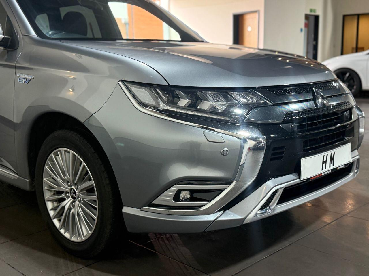 Voiture
                                                 Mitsubishi Outlander 2.4h TwinMotor 13.8kWh 4hs SUV 5dr Petrol Plug-in Hybrid CVT 4WD Euro 6 (s/s) (209 ps)
