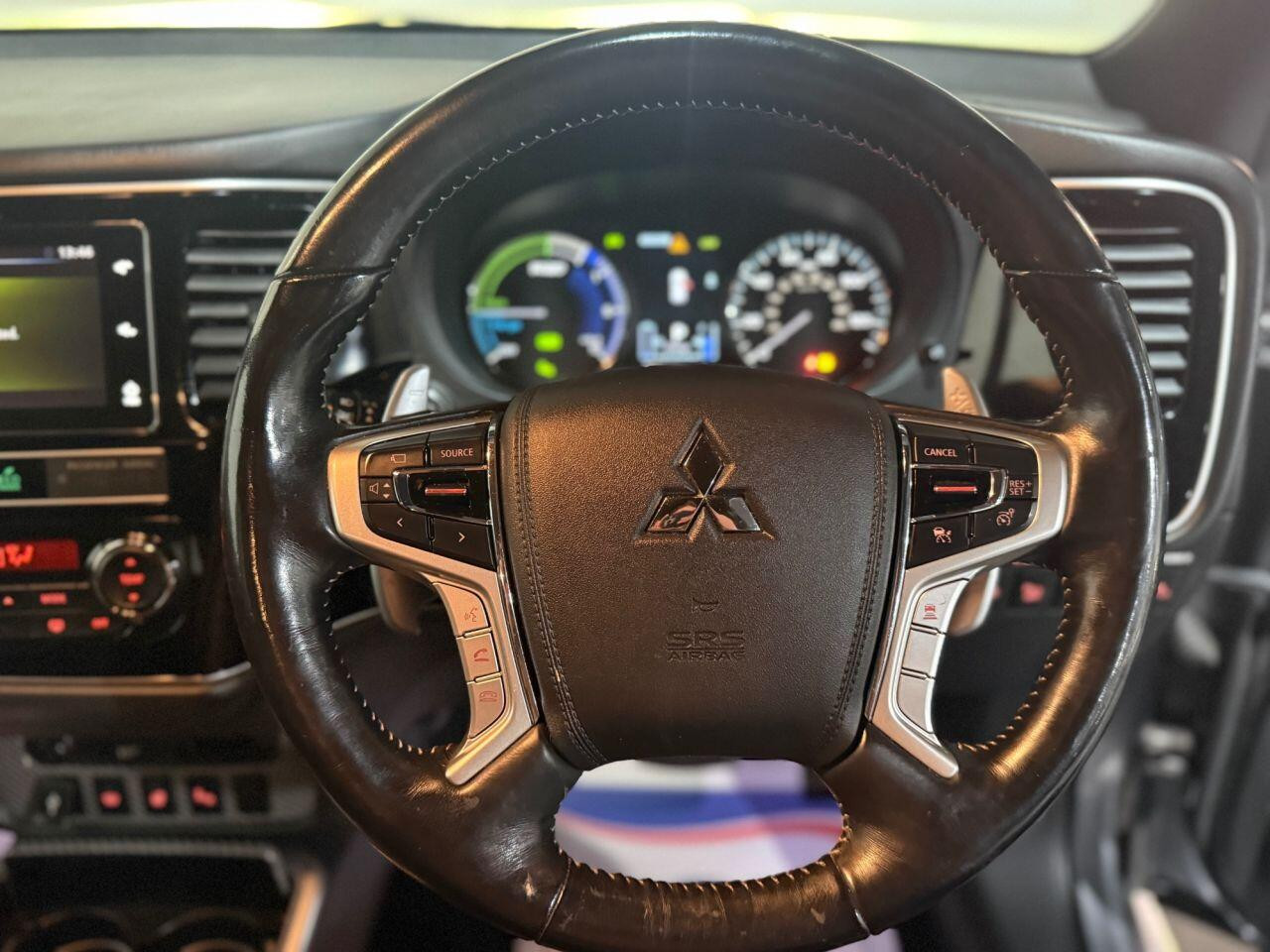 Voiture
                                                 Mitsubishi Outlander 2.4h TwinMotor 13.8kWh 4hs SUV 5dr Petrol Plug-in Hybrid CVT 4WD Euro 6 (s/s) (209 ps)