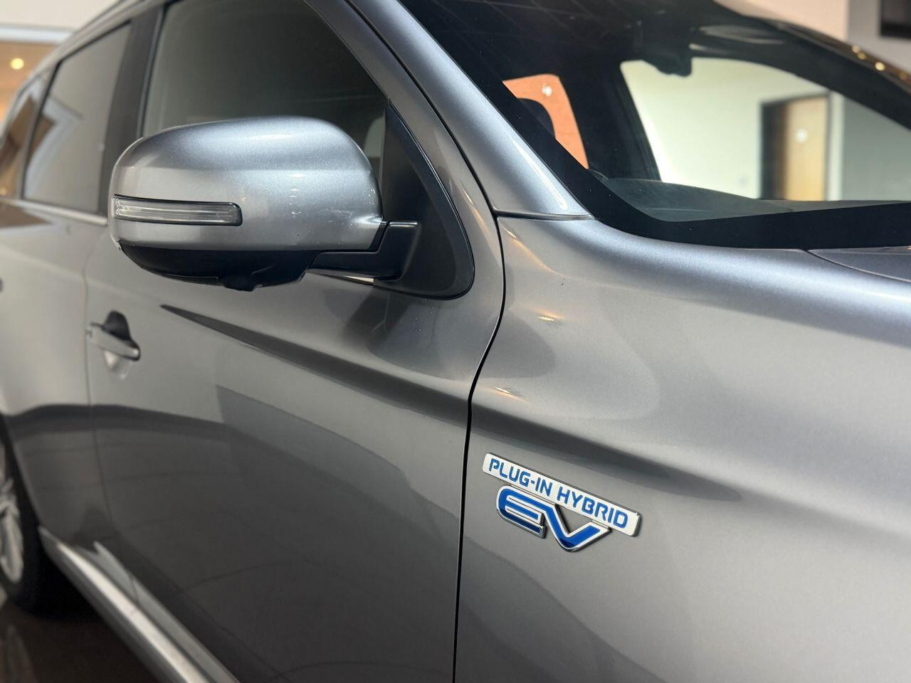 Voiture
                                                 Mitsubishi Outlander 2.4h TwinMotor 13.8kWh 4hs SUV 5dr Petrol Plug-in Hybrid CVT 4WD Euro 6 (s/s) (209 ps)